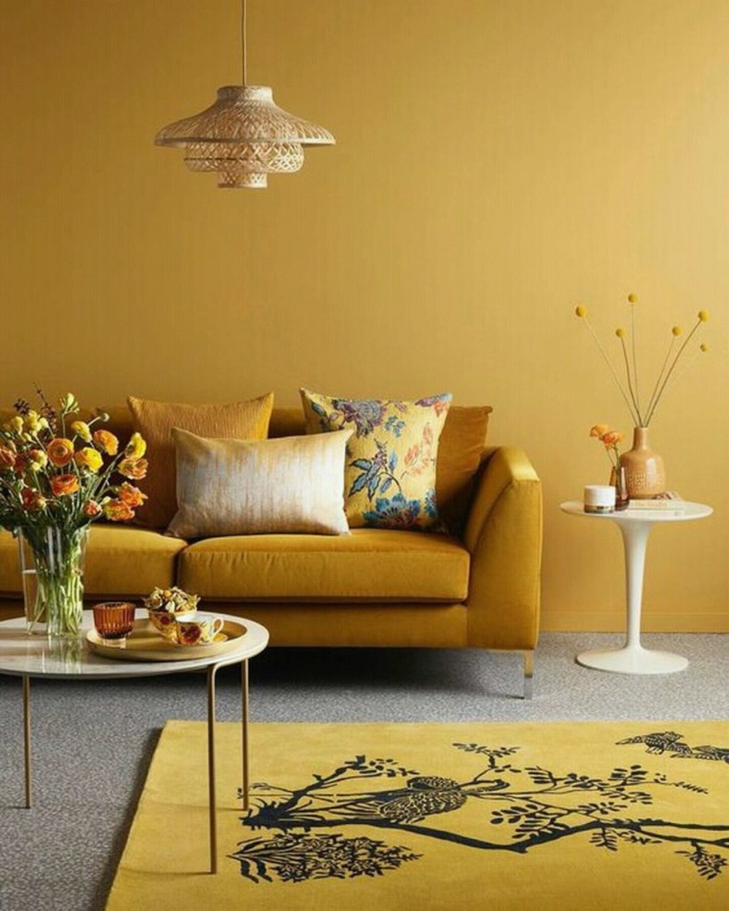 sala decorada com tons de amarelo