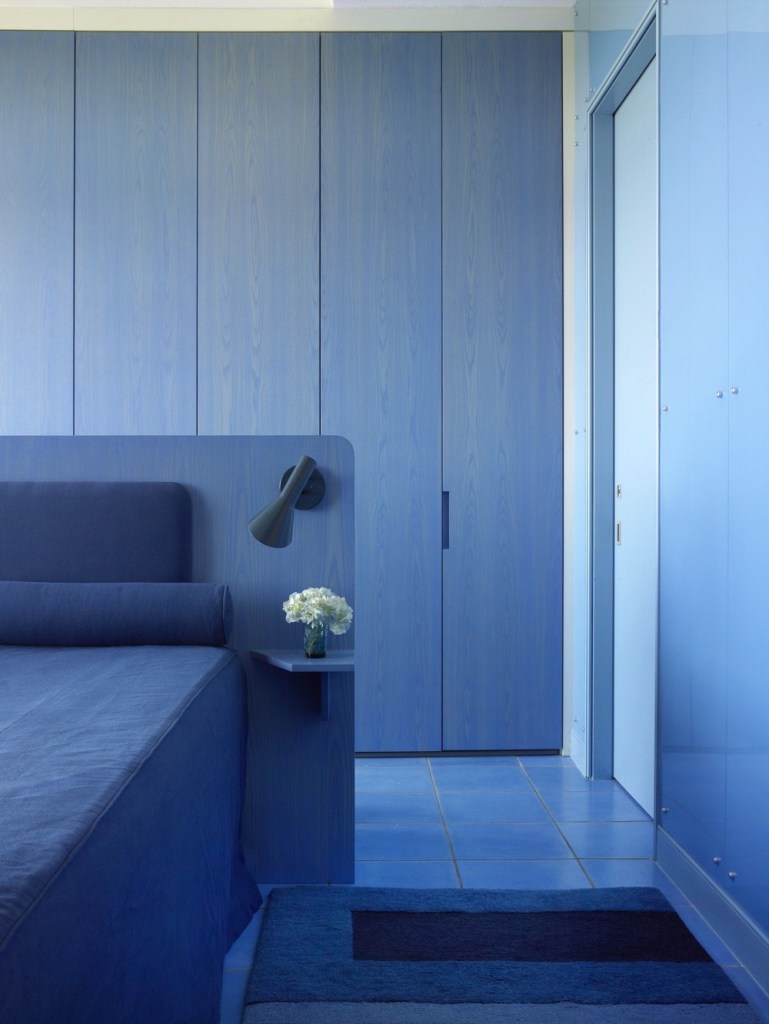 quarto decorado com vários tons de azul
