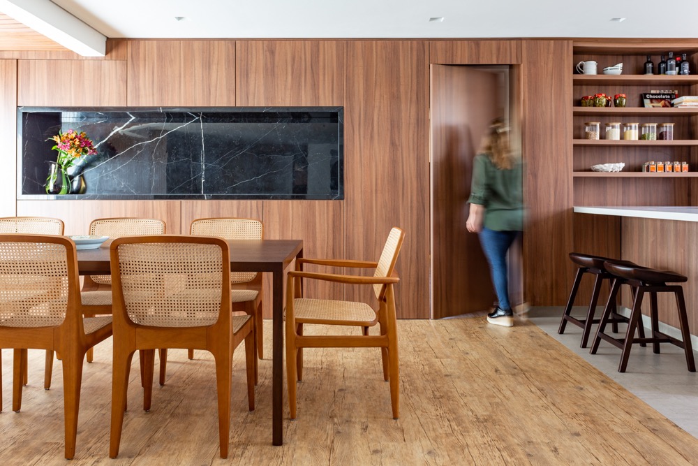 sala de jantar com painel de madeira