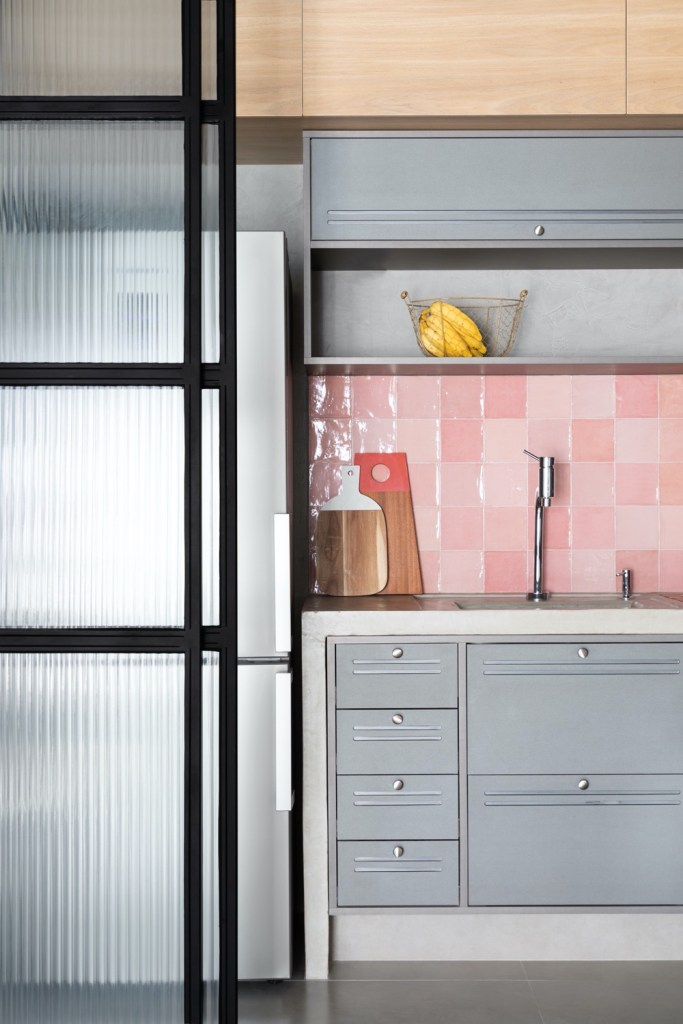 Cozinha de estilo industrial com azulejos rosa