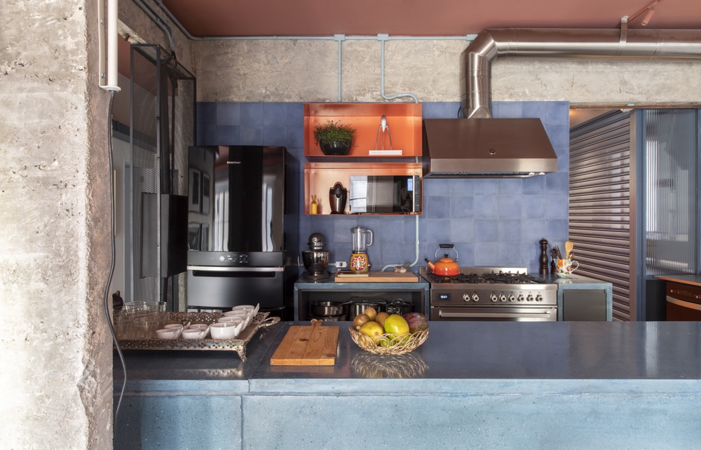 Cozinha com azulejo azul e estilo industrial