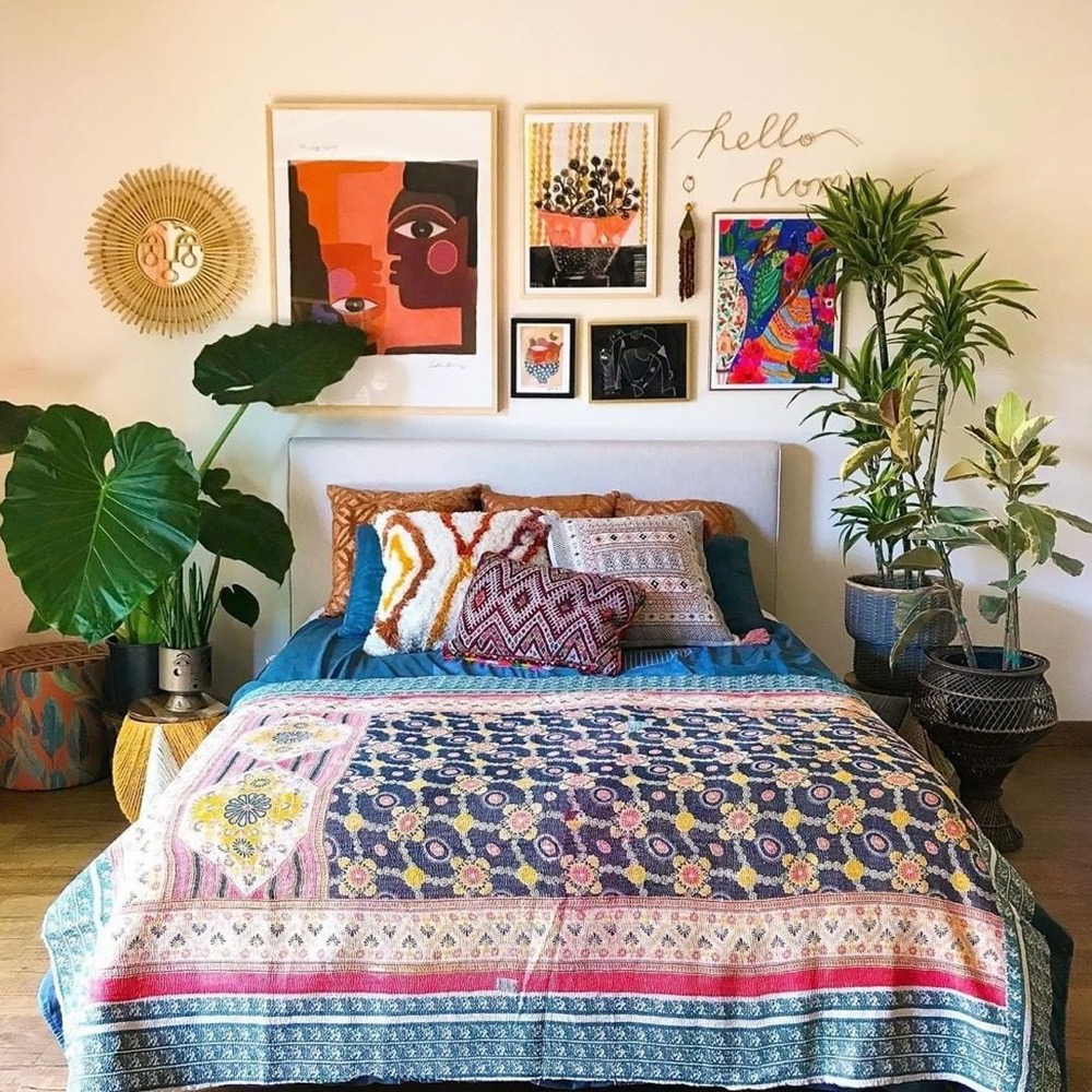 Quarto de estilo boho com arranjo de quadros na parede