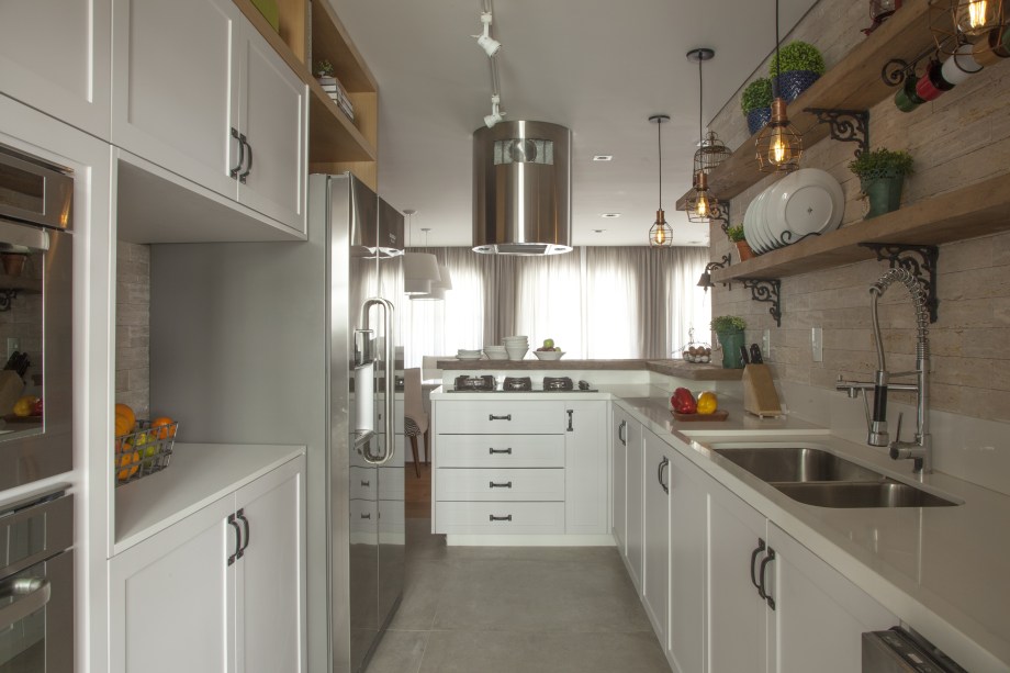 Na cozinha, prever corretamente a altura da torneira propicia conforto na utilização da pia. Por sua vez, executar acertadamenteo sistema de esgoto elimina o risco de entupimentos