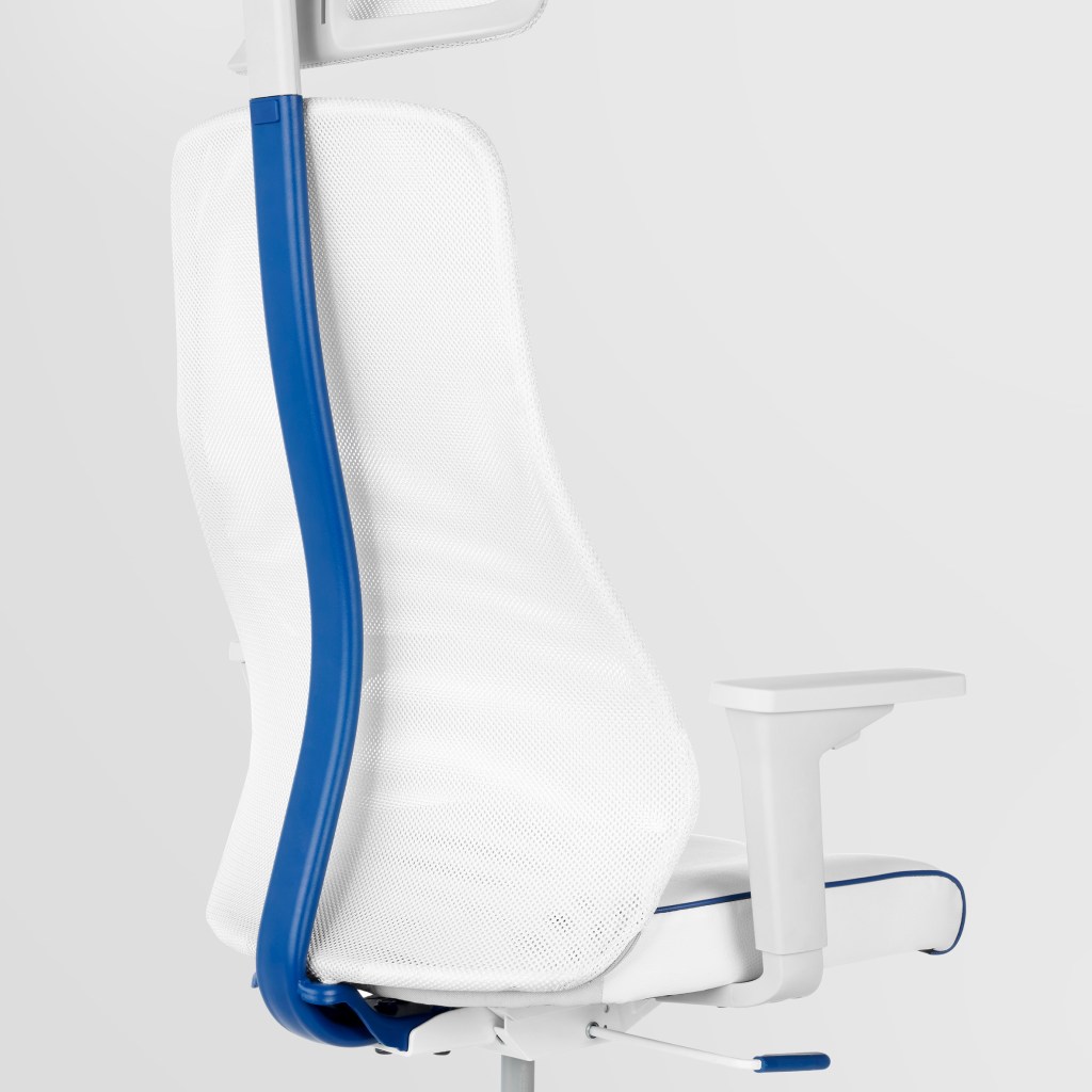 Cadeira gamer branca com detalhe na vertical azul escuro