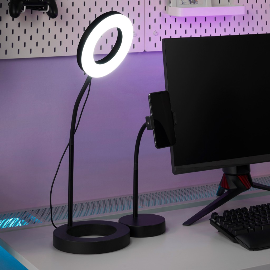 Ringlight à esquerda de um monitor