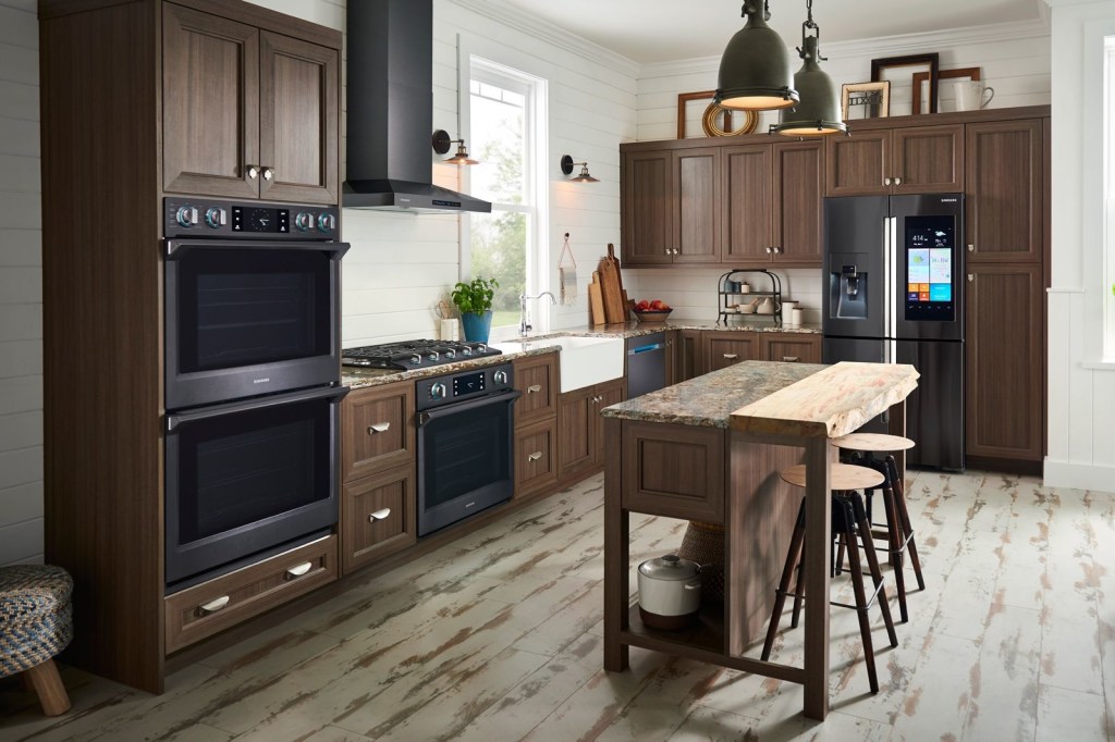 Cozinha com armários em madeira escura e eletrodomésticos inteligentes