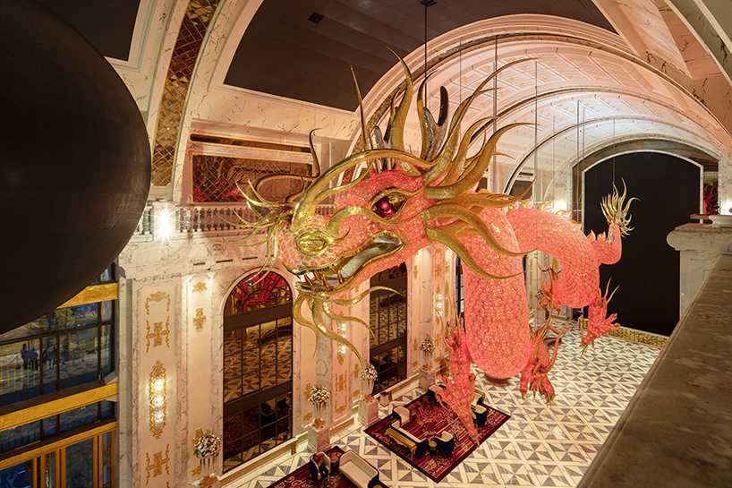 4-2,5-milhoes-de-cristais-swarowski-formam-este-dragao