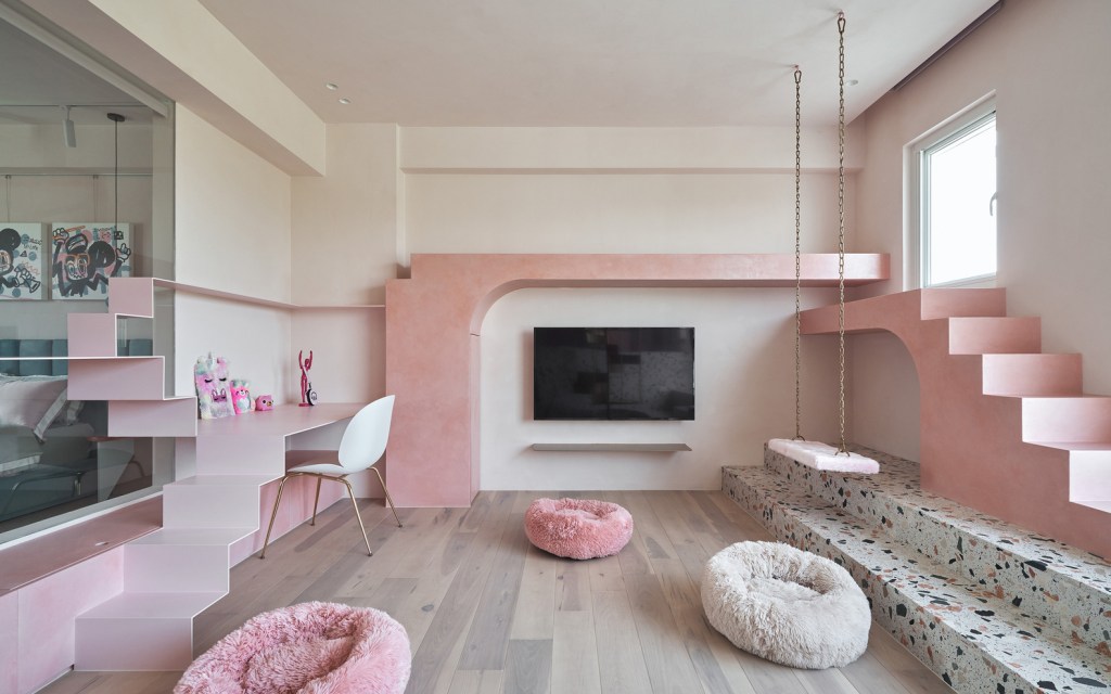 Escada rosa para gato com comprimento em torno das três paredes brancas