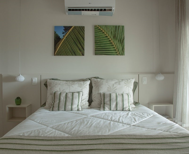 Com paleta neutra, o quarto criado pela designer de interiores Rose Diani tem mesas laterais soltas do piso, otimizando espaço graças a fixação oculta na cabeceira