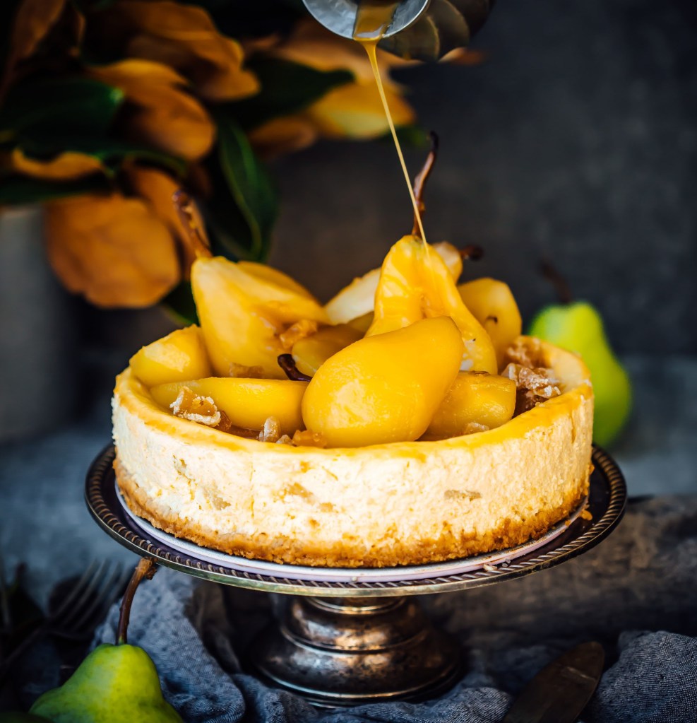 Cheesecake de pera em prato de bolo prateado