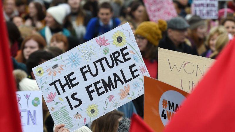 Cartaz de manifestação em Londres escrito "o futuro é feminino"