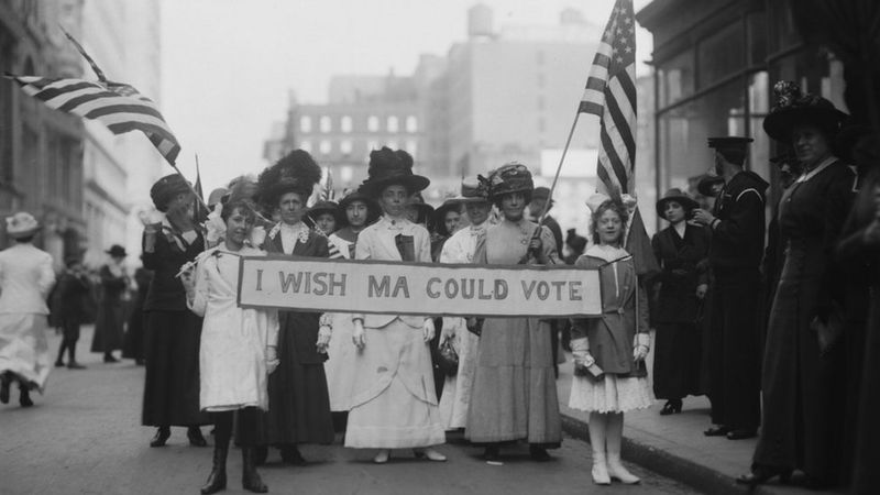 Sufragistas nos Estados Unidos em 1913. No cartaz, "queria que mamãe pudesse votar"