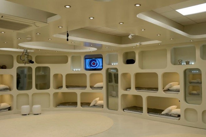 A décima segunda edição do Big Brother na Espanha dividiu os participantes em duas casas, a colorida e a branca. Esse era o display da branca, em que as camas ficavam embutidas na parede e a decoração remetia ao futurismo