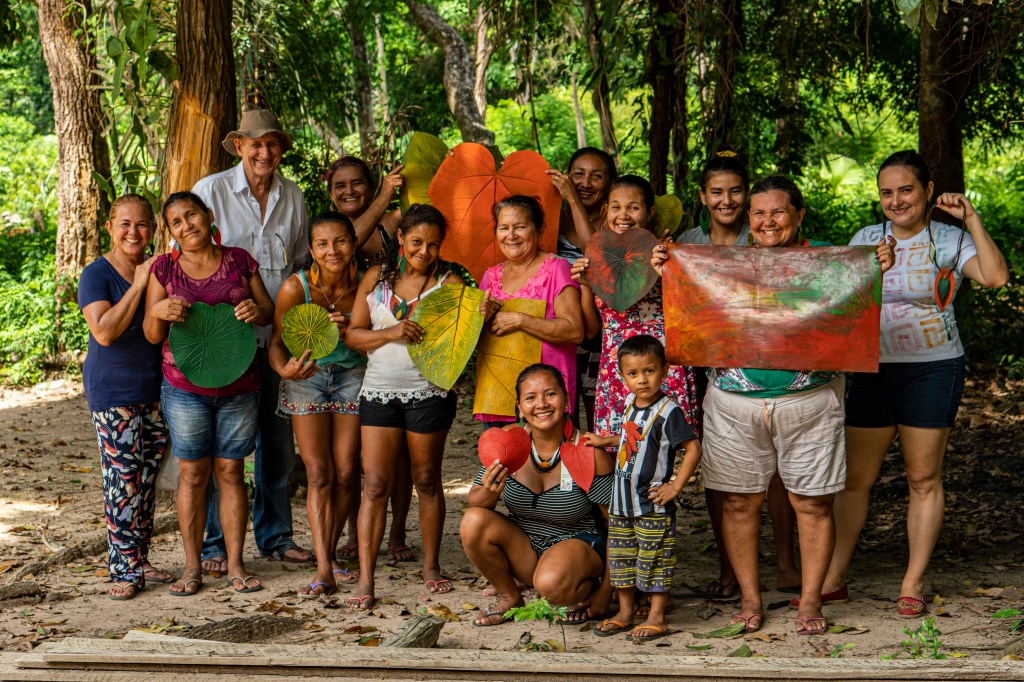 Pessoas com sousplat feitos de látex da Amazônia pela Seringô