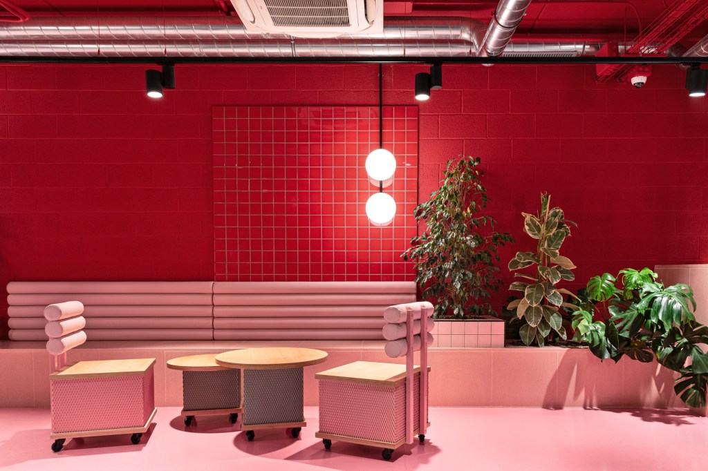 Sala vermelha, com cadeiras e móveis em um tom de rosa mais claro