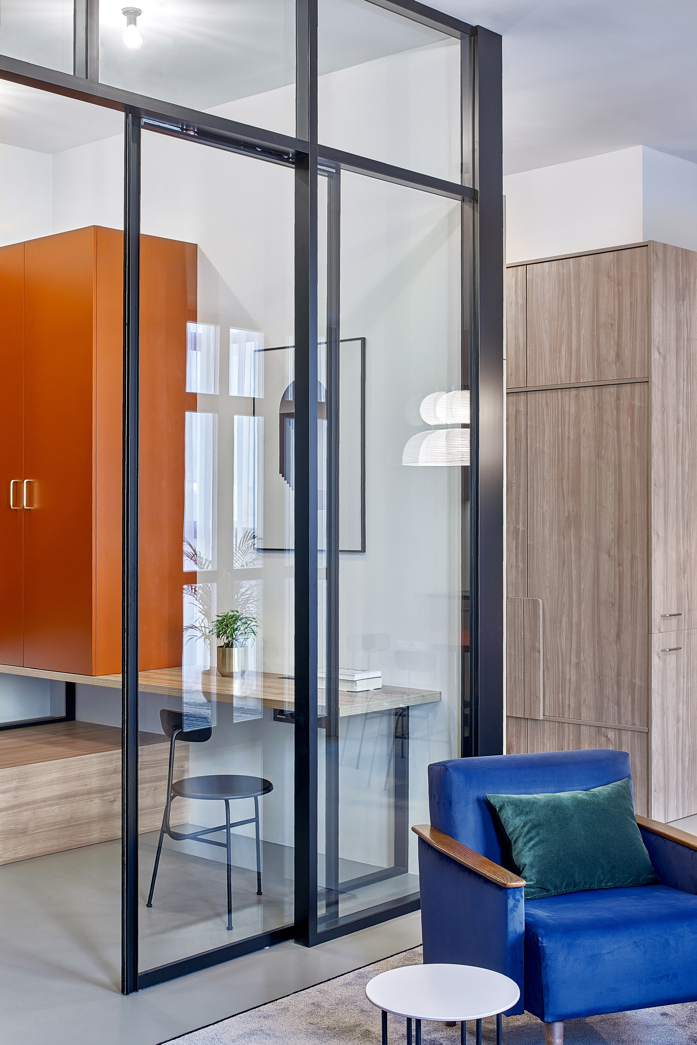 2-10-interiores-com-vidro-para-deixar-a-luz-entrar