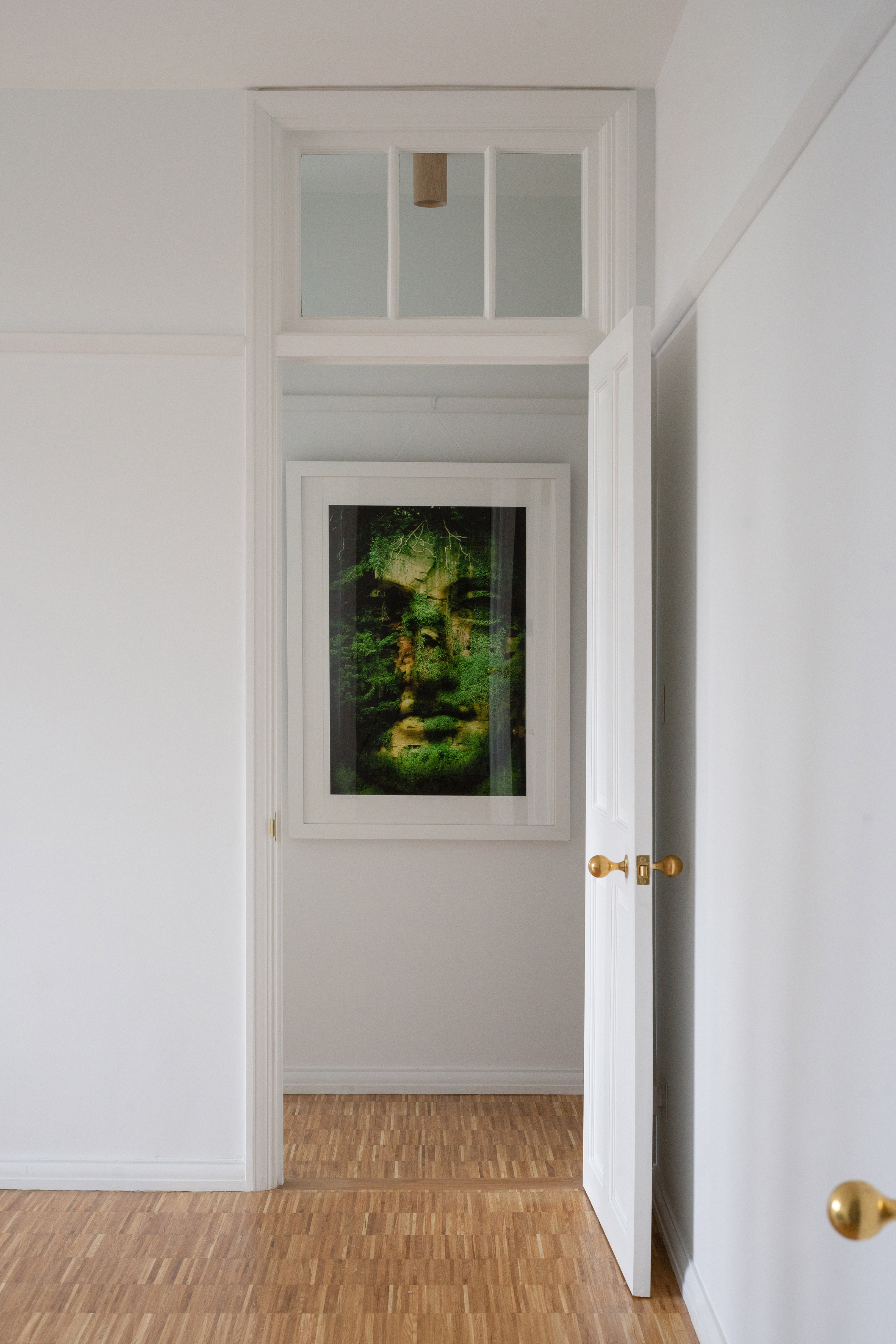 5-10-interiores-com-vidro-para-deixar-a-luz-entrar