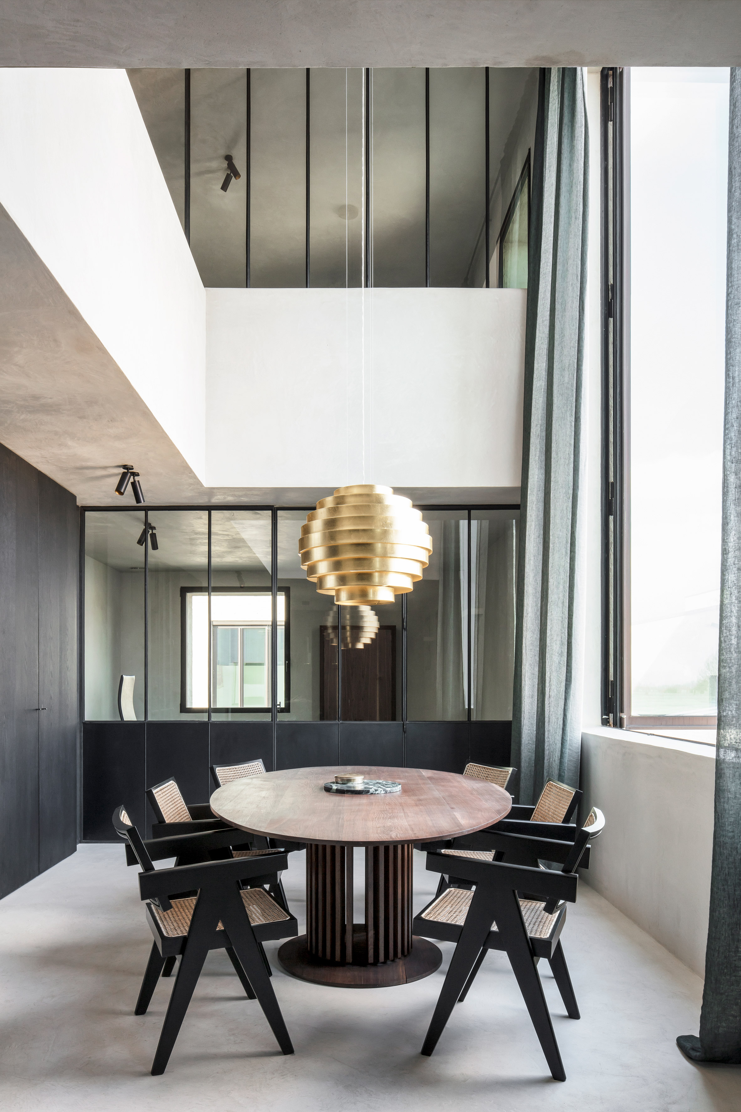 8-10-interiores-com-vidro-para-deixar-a-luz-entrar