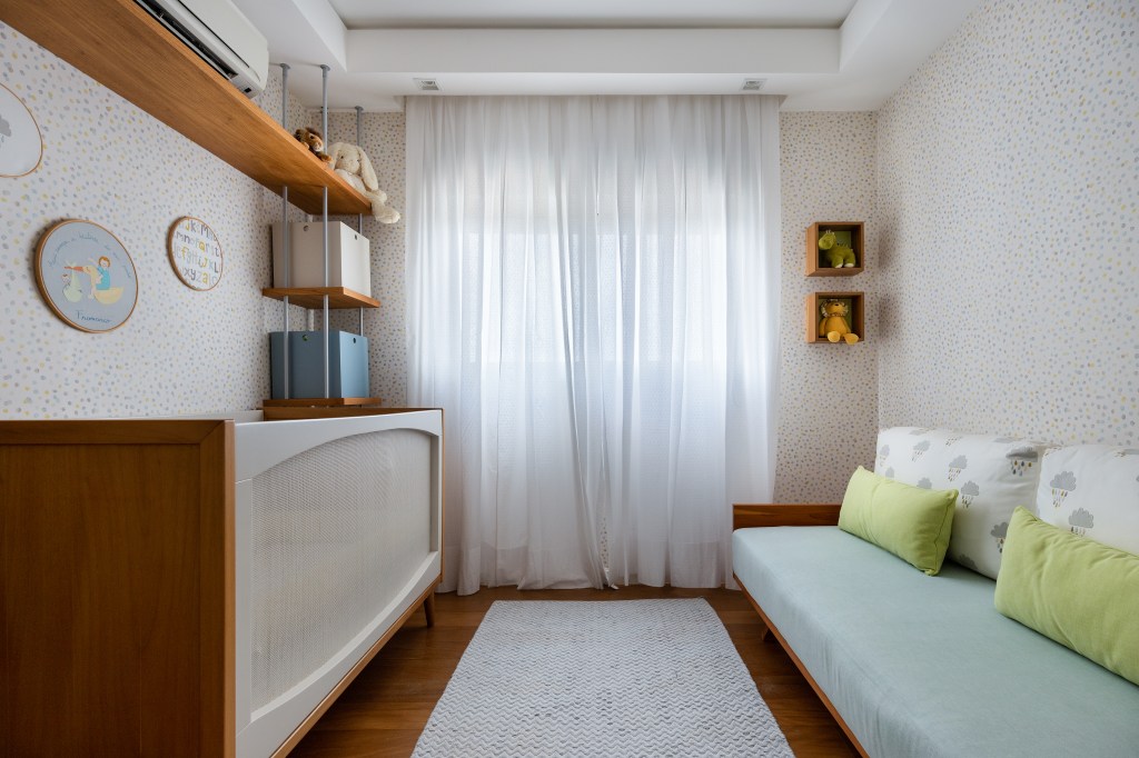 Quarto de bebe traz toques de cinza, amarelo e bichinhos