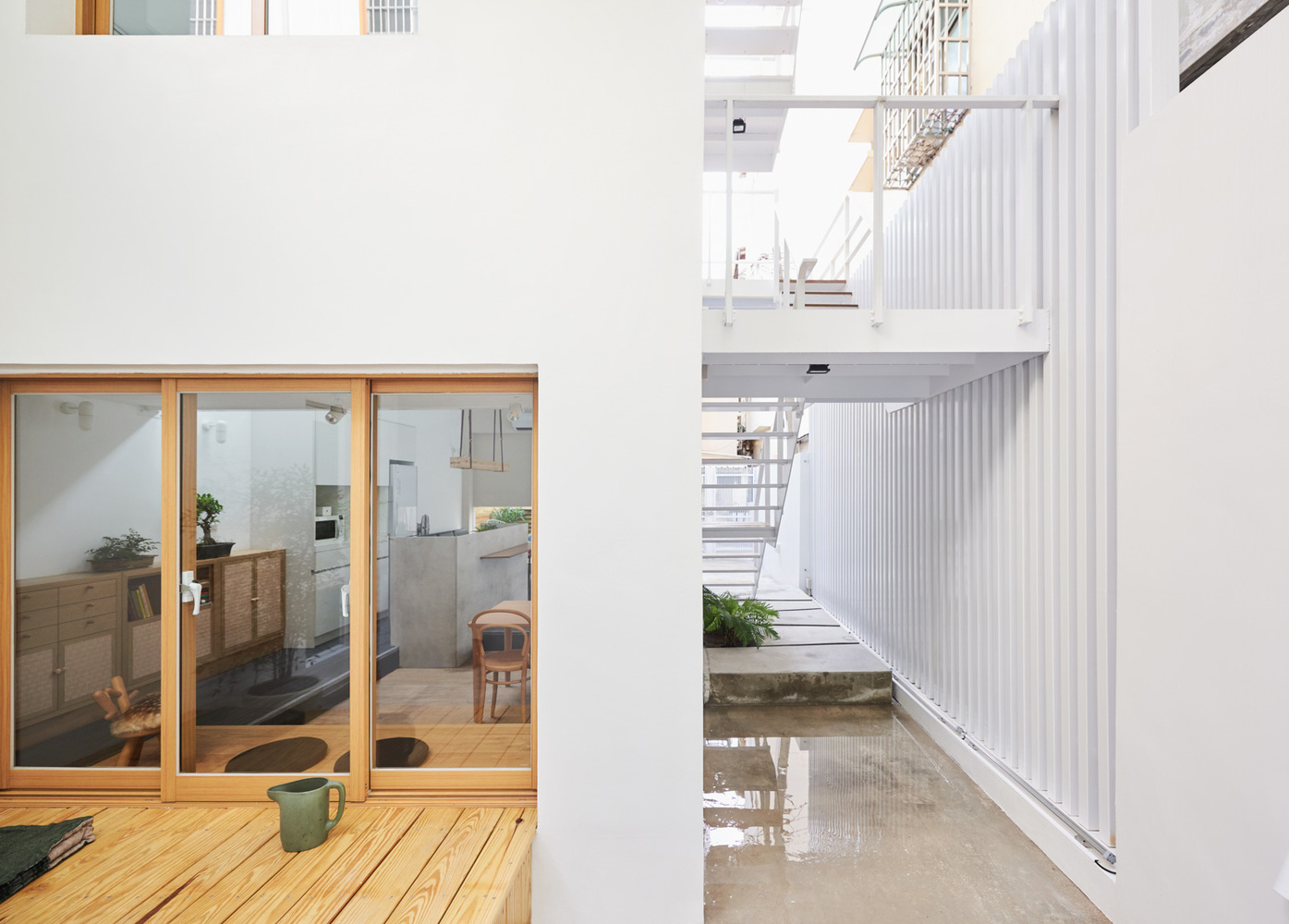 Casa de dois andares de fachada branca com escadas exteriores