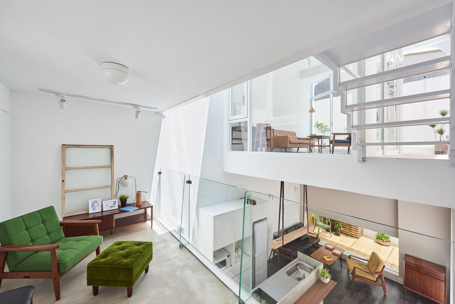 Casa de dois andares integrada a partir de remo&ccedil;&atilde;o de paredes. Base branca e d&eacute;cor neutro