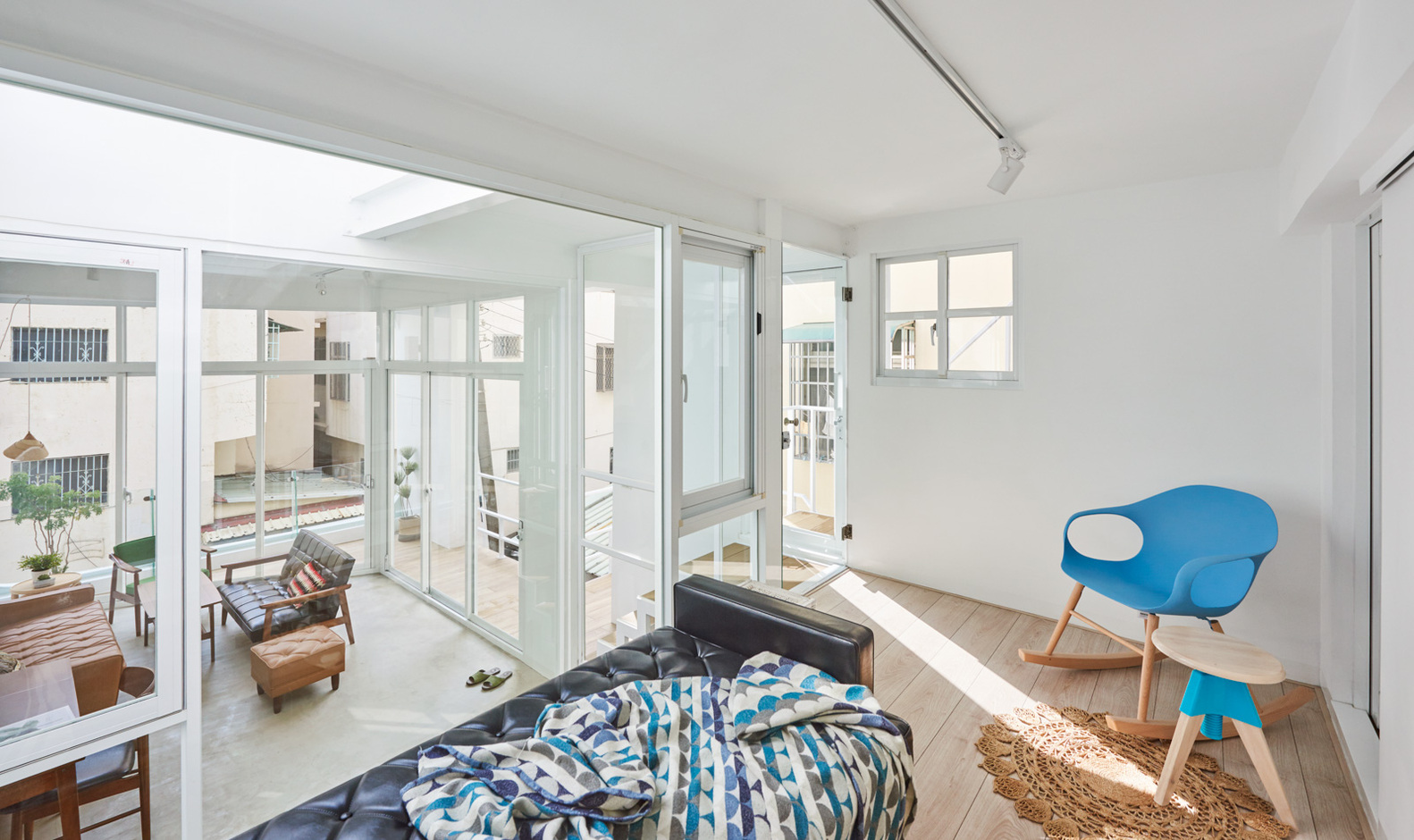 Casa de dois andares integrada de base branca e d&eacute;cor neutro