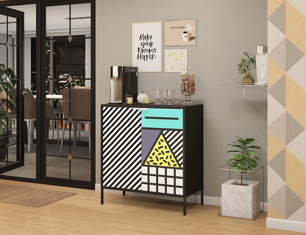 Armário com padrões geométricos em estilo pop art. Máquina de café preta sobre o armário. Copos de café. Vidro de biscoitos.