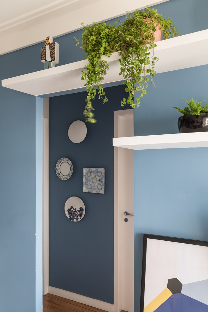 No espaço da parede que estaria vazio, ao lado da porta, a composição retrô com versões redondas e quadradas, nos conectam à atemporalidade da louça portuguesa com suas as estampas florais e azuis