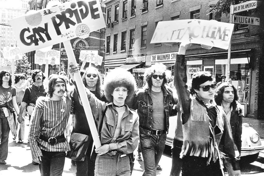 Foto em preto e branco com manifestantes segurando cartazes de Gay Pride em Nova York após Stonewall