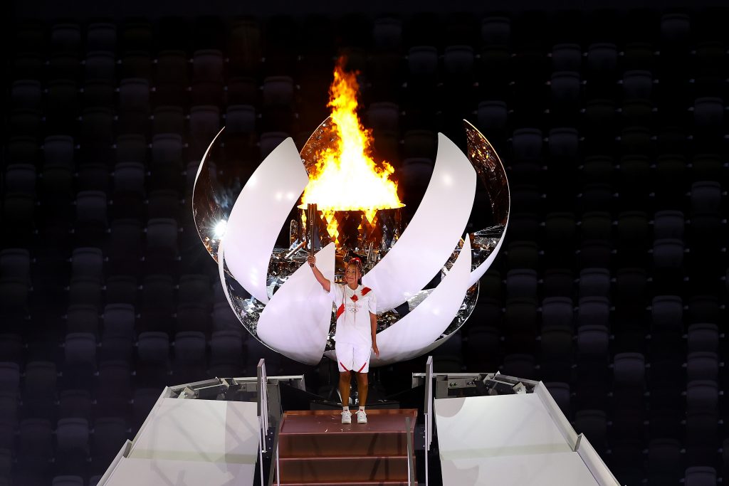 Naomi Osaka acendendo a pira olímpica