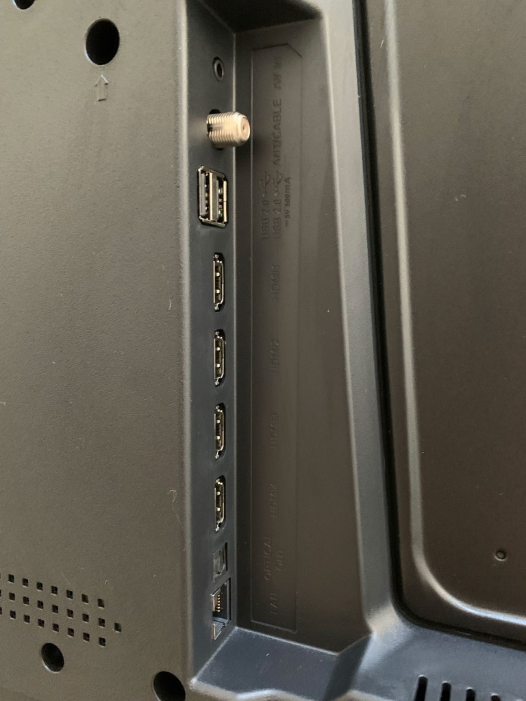 Parte traseira da TV Britânia 55