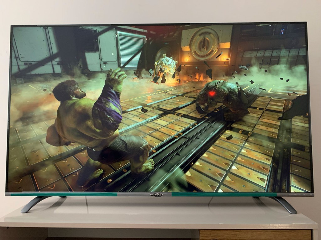 TV Britânia 55" com captura de tela do jogo Marvel's Avengers
