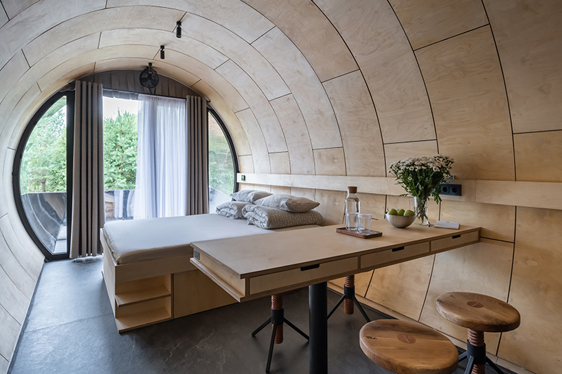 3-esta-casa-na-russia-tem-formato-de-cano-e-e-suspensa-no-ar