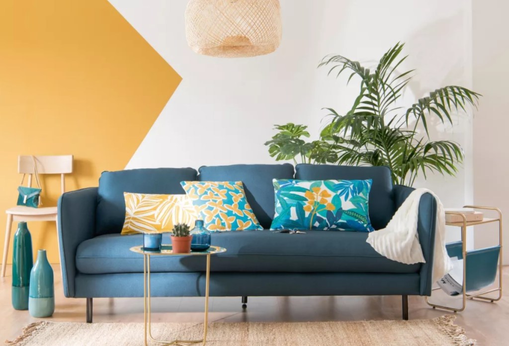 8-jeitos-aproveitar-restos-tinta-sofa-almofadas-sala-amarelo-azul