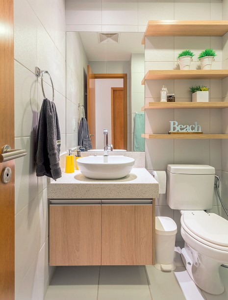 O clima acolhedor foi conquistado graças ao padrão do laminado melamínico que reveste o gabinete e as prateleiras (Marcenaria GM Móveis). As peças, juntamente com a cuba, os metais e a bancada de Silestone Branco Stellar Nogran), valorizam o ambiente, entregue com acabamentos básicos. Projeto do escritório Elementar Arquitetura, em Recife. O clima acolhedor foi conquistado graças ao padrão do laminado melamínico que reveste o gabinete e as prateleiras (Marcenaria GM Móveis). As peças, juntamente com a cuba, os metais e a bancada de Silestone Branco Stellar Nogran), valorizam o ambiente, entregue com acabamentos básicos. Projeto do escritório Elementar Arquitetura, em Recife.