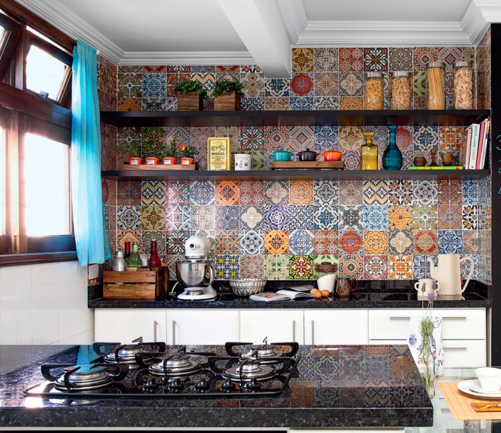 As paredes desta cozinha curitibana eram brancas e sem gra&ccedil;a. Para dar uma renovada no visual, a moradora resolveu investir em um mosaico composto por 48 estampas de adesivos que imitam azulejos vintage