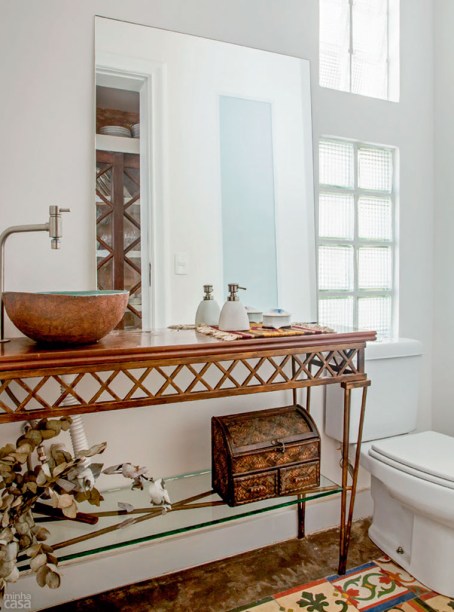 A moradora reaproveitou um item de seu antigo lar como bancada. O rack da TV foi parar no lavabo e passou a apoiar a cuba de cerâmica (30 cm de diâmetro), feita artesanalmente sob encomenda. Projeto de Laura Alouche. A moradora reaproveitou um item de seu antigo lar como bancada. O rack da TV foi parar no lavabo e passou a apoiar a cuba de cerâmica (30 cm de diâmetro), feita artesanalmente sob encomenda. Projeto de Laura Alouche.