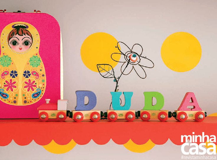Para arrematar a composição, Allison projetou prateleiras de MDF com recortes feitos a laser no formato de babadinhos, e outras com frente de acrílico, que guardam os livros das pequenas.