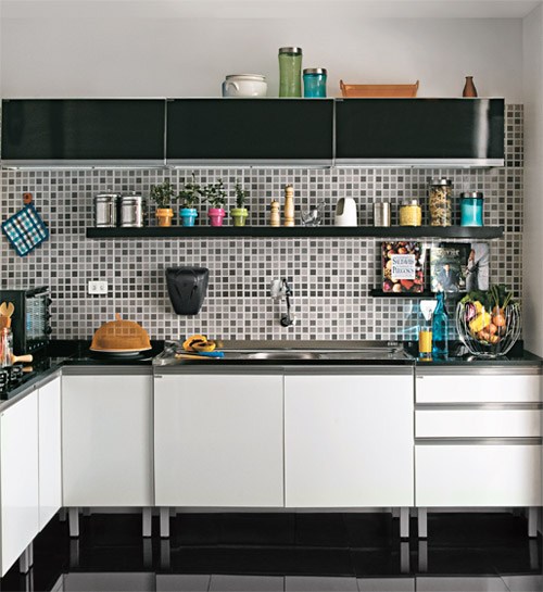 Nesta &aacute;rea descolada, de 6 m&sup2;, placas cer&acirc;micas simulam o moderno efeito de pastilhas - mas saem por 10% do pre&ccedil;o! Repare que o revestimento se limita &agrave; &aacute;rea molhada, um jeito de economizar. Projeto de Vanessa F&eacute;res.