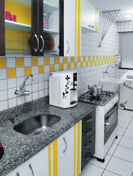 Bastaram dois rolos de adesivo vin&iacute;lico amarelo e a criatividade da moradora para mudar o visual desse ambiente em Recife - a cor aparece nos arm&aacute;rios e tamb&eacute;m na parede ao fundo, criando um mosaico colorido.