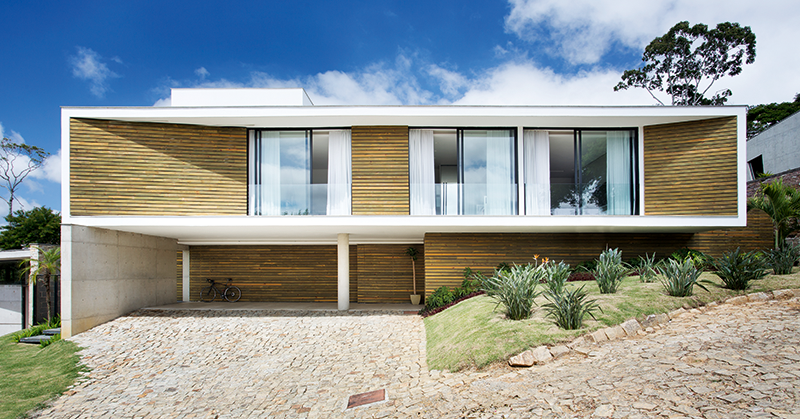 Moderna que só ela: casa tem mosaicos, muito concreto e madeira