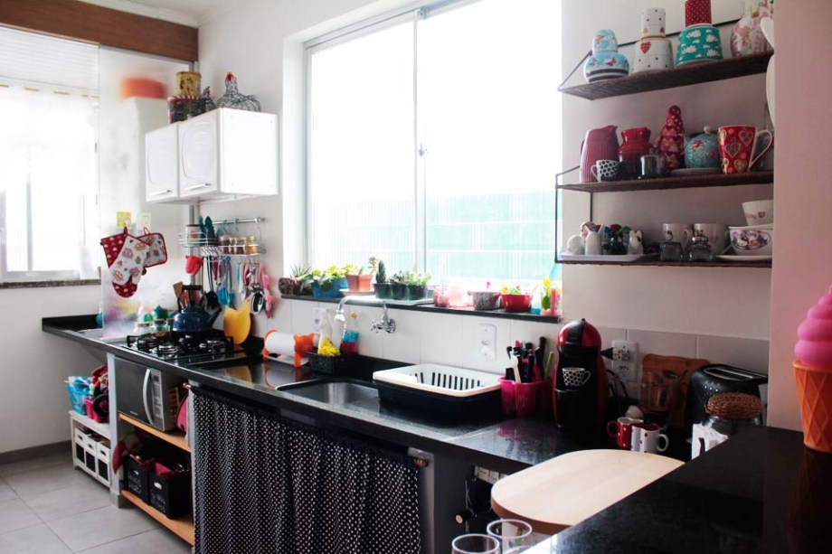 Na cozinha de 10 m&sup2;, a parte que Mara Porto mais gosta &eacute; a bancada de granito preta. Por ser comprida, ajuda na hora de cozinhar. Uma das modifica&ccedil;&otilde;es que Mara fez no ambiente foi integr&aacute;-lo com &aacute;rea de servi&ccedil;o &ndash; a bancada &eacute; pode ser usada nos dois ambientes.