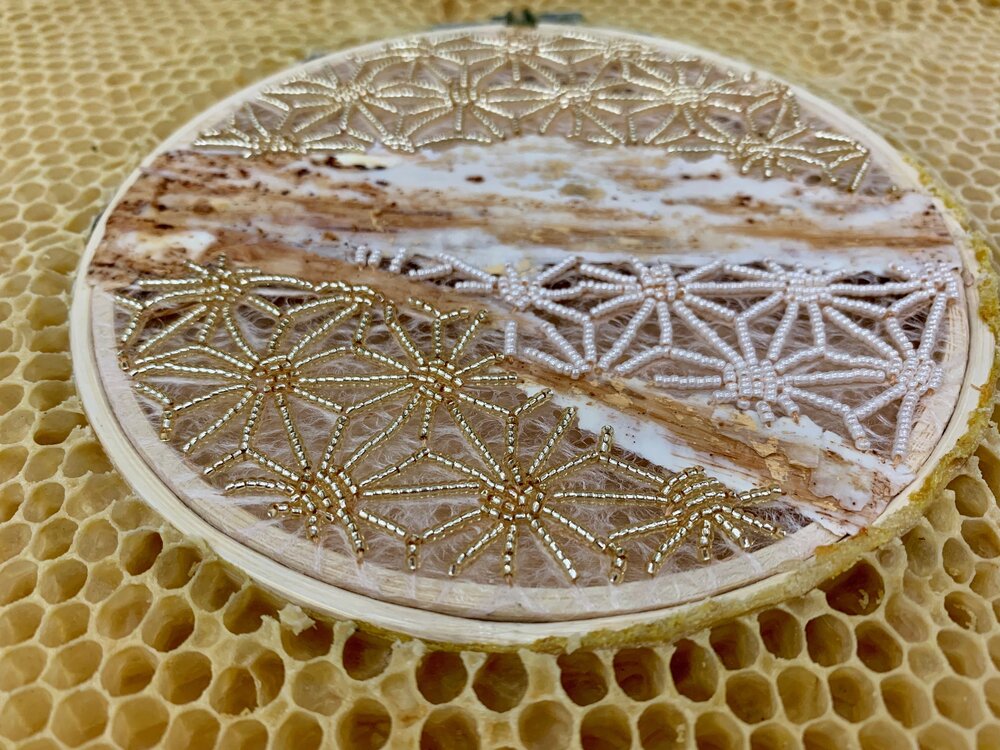 5-abelhinhas-ajudaram-a-criar-estas-obras-de-arte