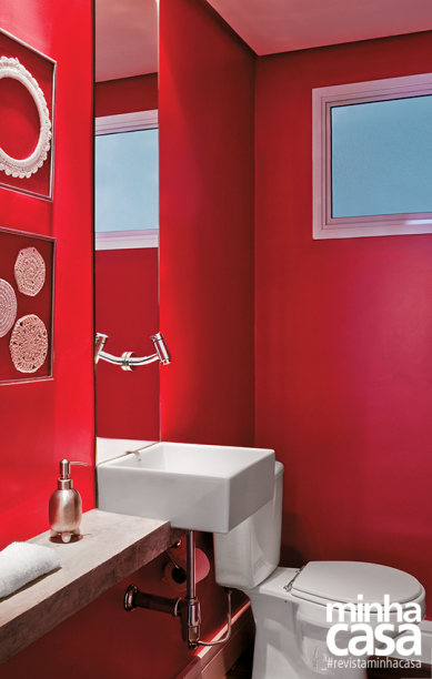 Este lavabo recebeu um tom marcante (Cereja Escarlate, da Coral). “A pia entregue pela construtora era muito simples e, como a área disponível para a bancada era comprida e estreita, qualquer pedra que colocássemos ali seria muito cara”, explica a designer Cecília Guerra. Para resolver a pendência, foi feito um tampo de cimento comum com um rebaixo para encaixar a cuba quadrada. “Dá a impressão de ser um modelo de semiencaixe”, acrescenta. Este lavabo recebeu um tom marcante (Cereja Escarlate, da Coral). “A pia entregue pela construtora era muito simples e, como a área disponível para a bancada era comprida e estreita, qualquer pedra que colocássemos ali seria muito cara”, explica a designer Cecília Guerra. Para resolver a pendência, foi feito um tampo de cimento comum com um rebaixo para encaixar a cuba quadrada. “Dá a impressão de ser um modelo de semiencaixe”, acrescenta.