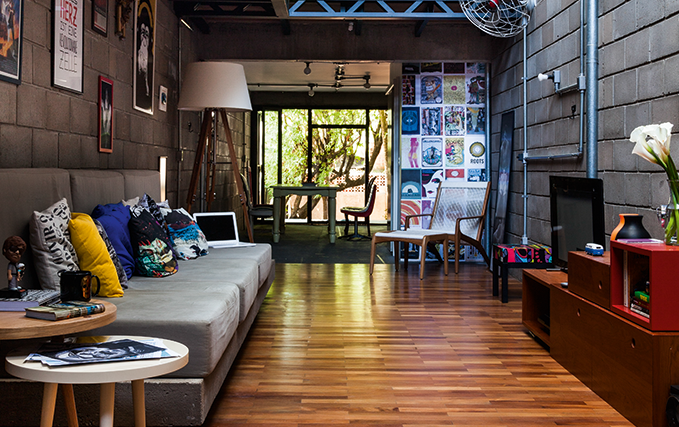 A modesta e estreita fachada esconde um descolado loft A modesta e estreita fachada esconde um descolado loft