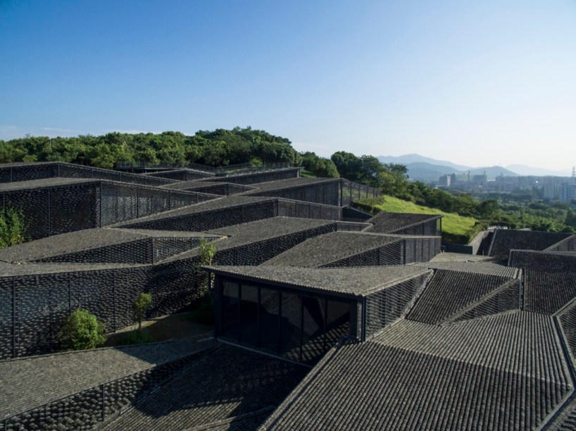 China Academy of Arts’ Folk Art Museum - China - Por Kengo Kuma & Associates. Telhas recicladas de casas da região.