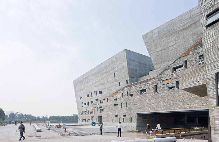 Ningbo Historic Museum - China -Por  Wang Shu, Amateur Architecture Studio. Tijolos reciclados.