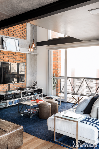 A fim de compensar a claridade abundante no loft cheio de aberturas, janelas e portas externas ganharam toldos retráteis do tipo blackout (Arthur Decor), acionados por controle remoto A fim de compensar a claridade abundante no loft cheio de aberturas, janelas e portas externas ganharam toldos retráteis do tipo blackout (Arthur Decor), acionados por controle remoto