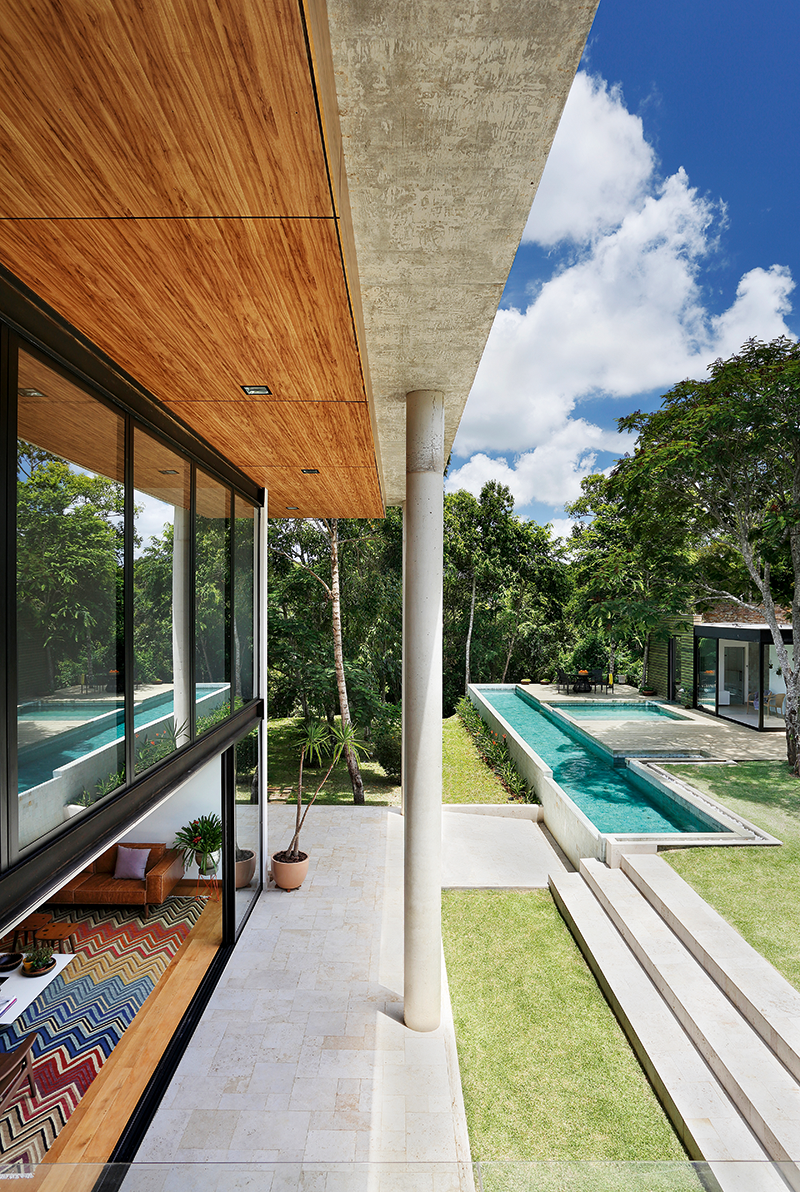 Moderna que só ela: casa tem mosaicos, muito concreto e madeira