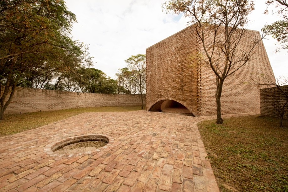 Capilla San Bernardo - Argentina - Por Nicolás Campodonico. Tijolos reciclados de uma casa.